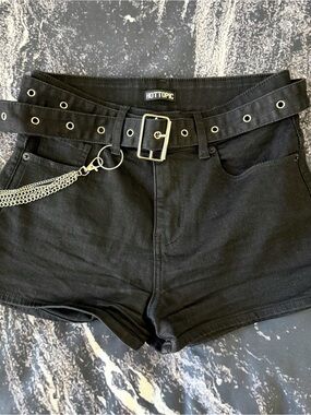 Hot Topic Black Belted Denim High Rise Shorts with Chain - Size 7 / 4